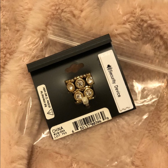 🎁✈️😊Lovely, Zirconite & Goldtone, Stretch, Fashion Ring, NWT - Picture 5 of 5